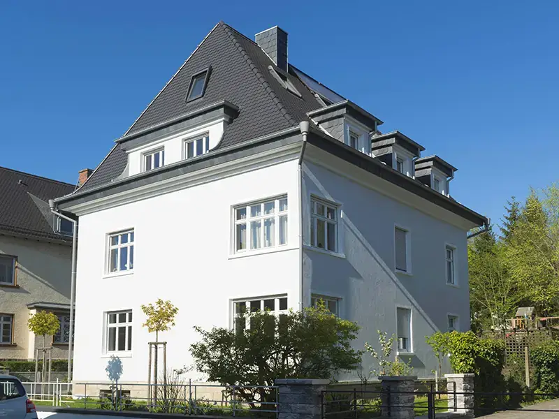 Anstrich einer Fassade aus den 1930er Jahren, Bild 1 von 5