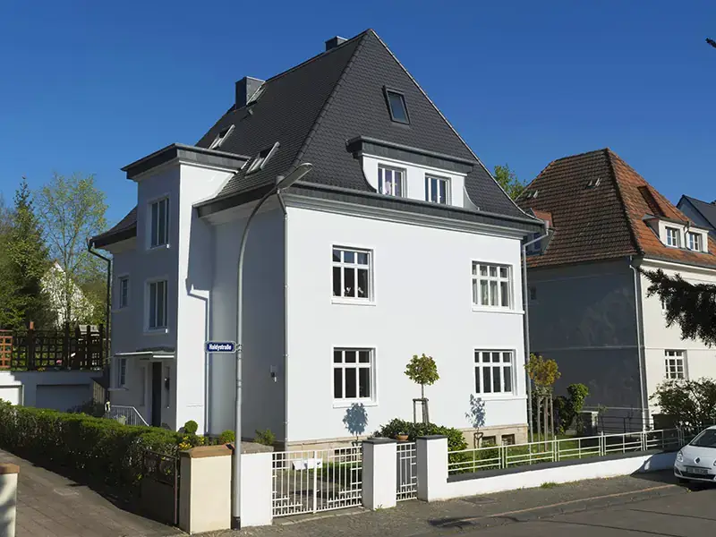 Anstrich einer Fassade aus den 1930er Jahren, Bild 2 von 5