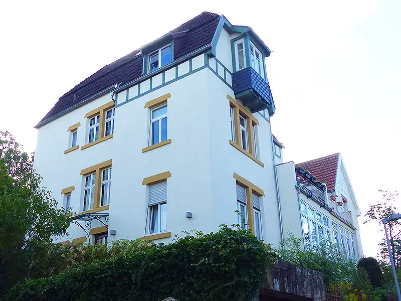 Reinigung und Anstrich einer Jugendstilfassade mit Absetzarbeiten, Bild 2 von 6