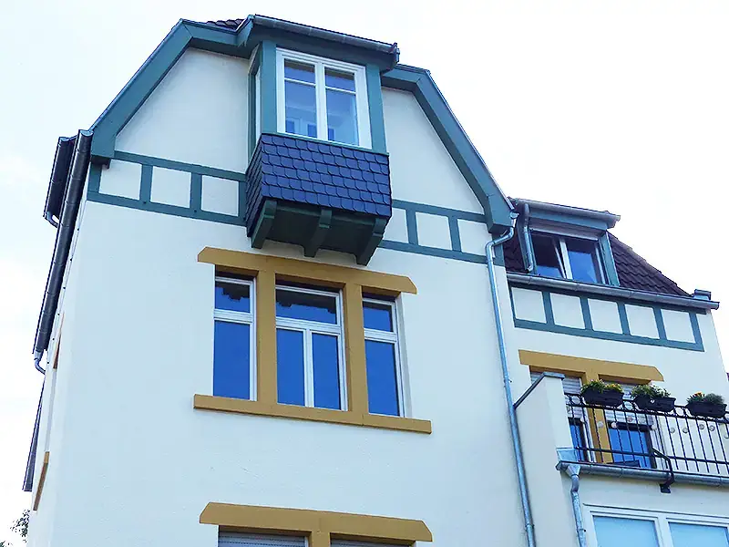 Reinigung und Anstrich einer Jugendstilfassade mit Absetzarbeiten, Bild 3 von 6