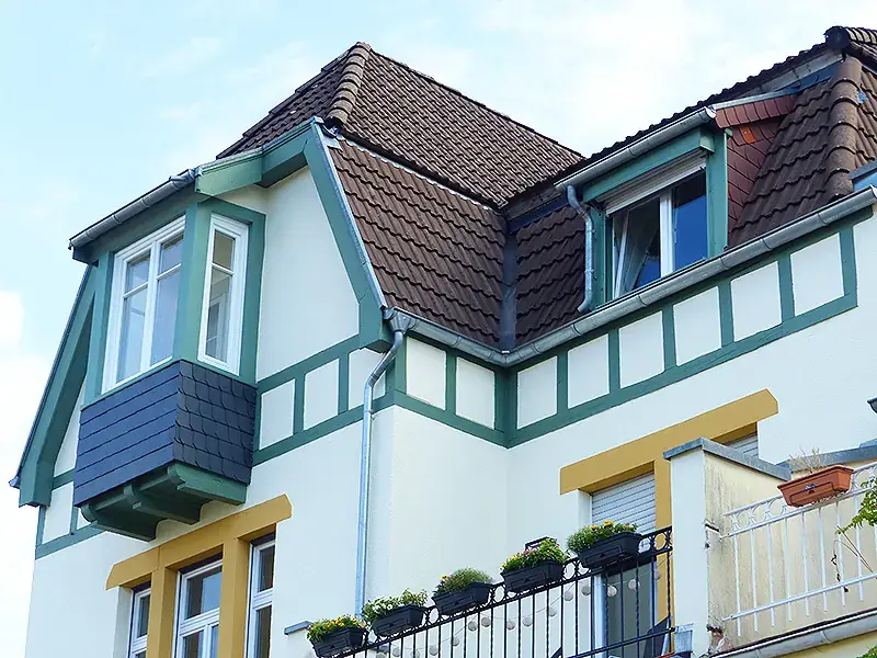 Reinigung und Anstrich einer Jugendstilfassade mit Absetzarbeiten, Bild 4 von 6