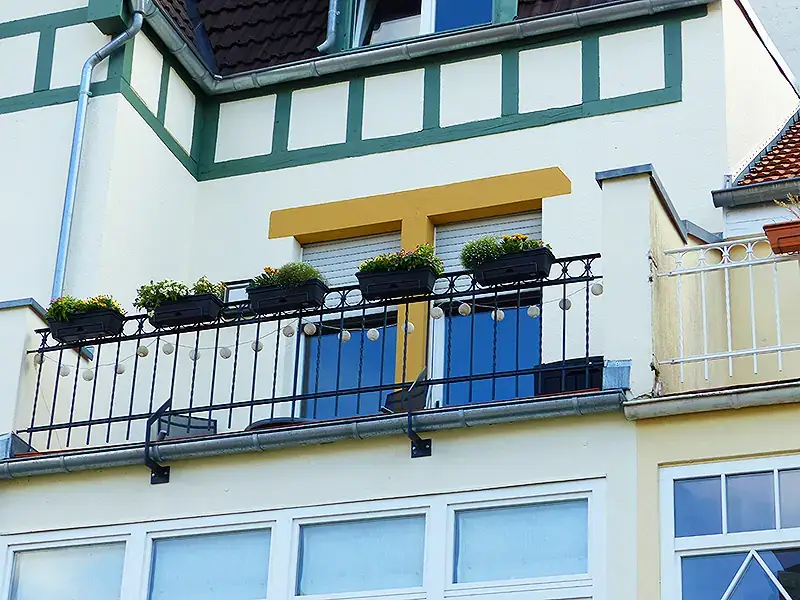 Reinigung und Anstrich einer Jugendstilfassade mit Absetzarbeiten, Bild 5 von 6