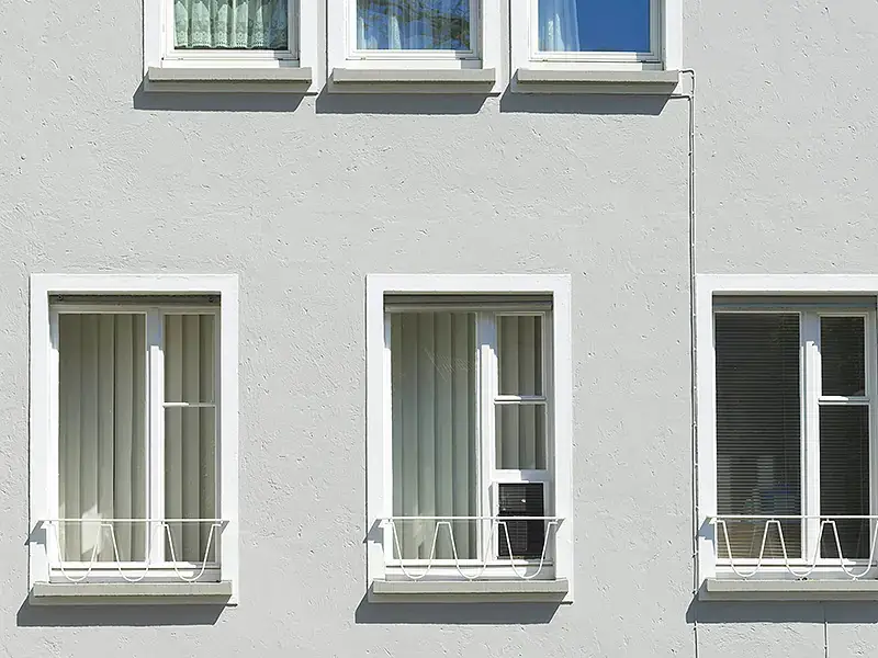Malerarbeiten an einer Fassade, Bild 2 von 4