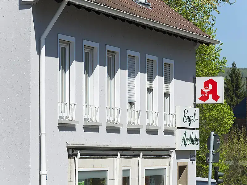 Malerarbeiten an einer Fassade, Bild 3 von 4