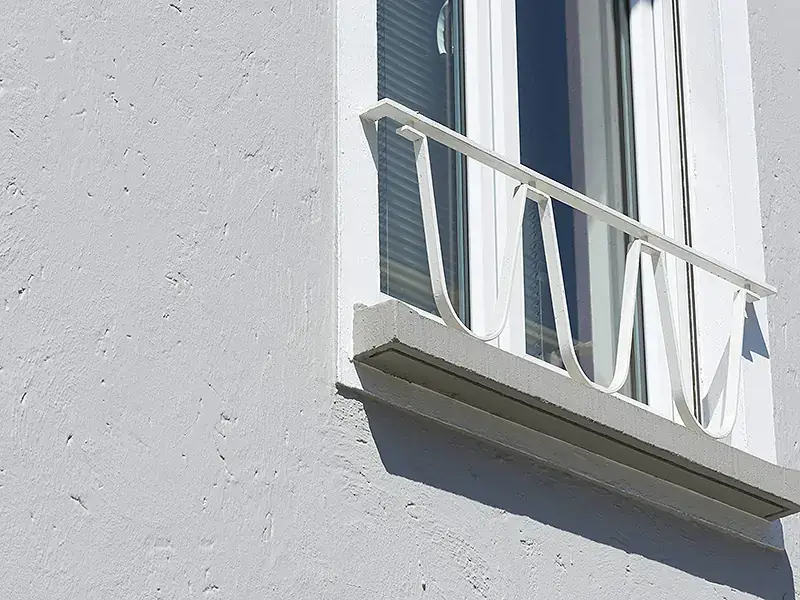 Malerarbeiten an einer Fassade, Bild 4 von 4