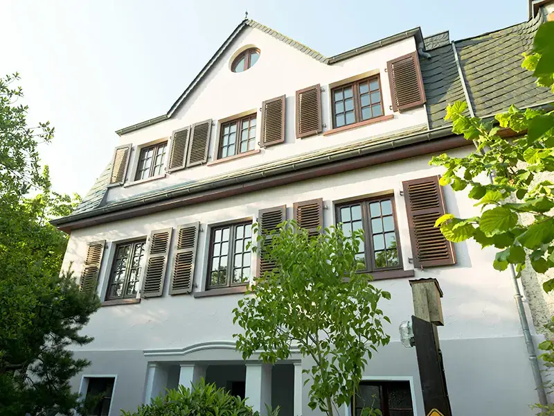 Anstrich einer Fassade aus den 1920er Jahren, Bild 1 von 8