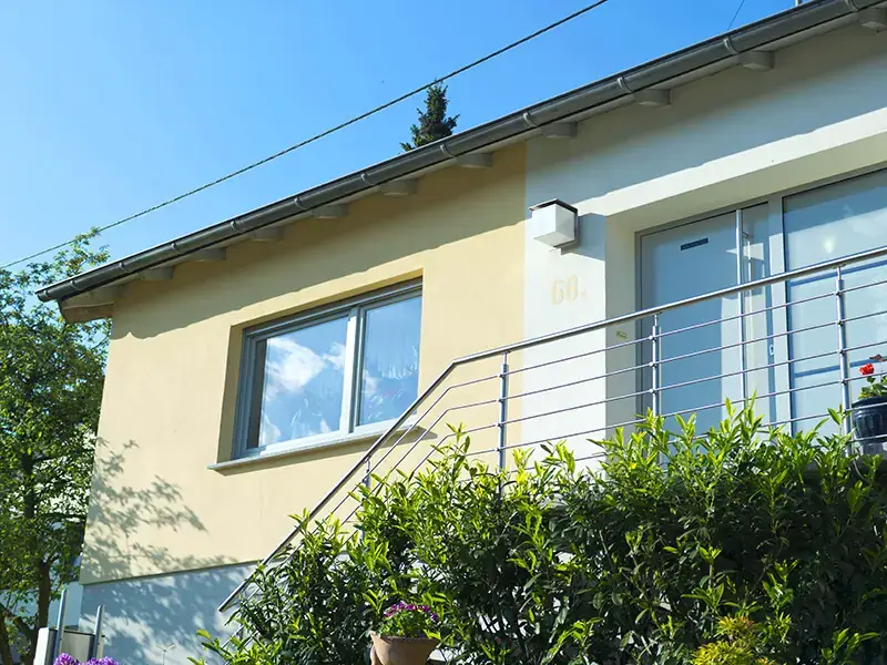 Anstrich und farbiges Absetzen einer Altbaufassade aus den 50er Jahren, Bild 2 von 6