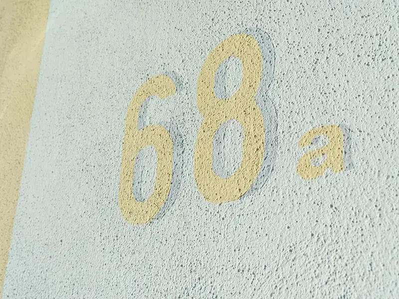 Anstrich und farbiges Absetzen einer Altbaufassade aus den 50er Jahren, Bild 6 von 6