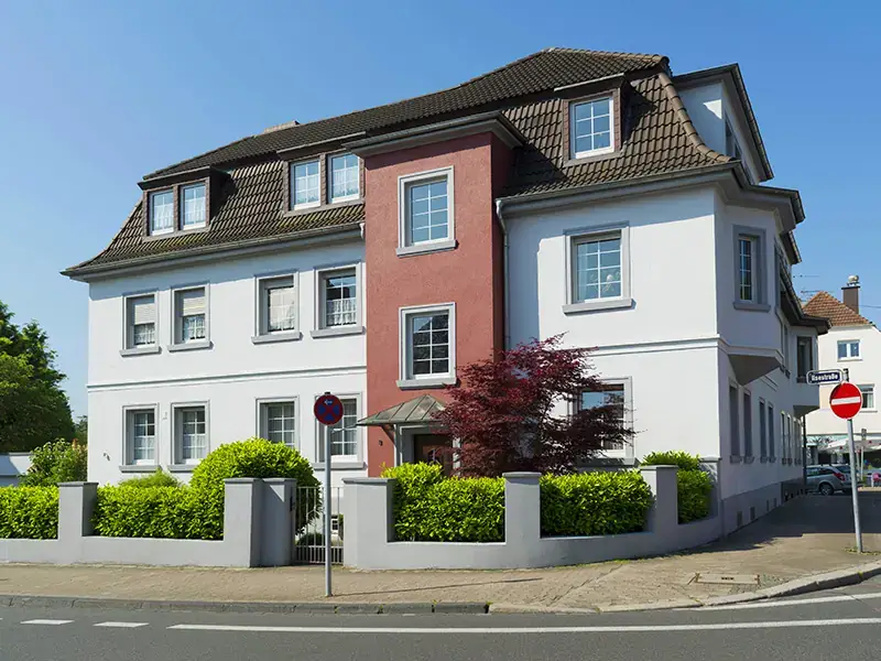 Renovierung einer Altbaufassade aus den 20er Jahren mit Einfriedung, Bild 1 von 6