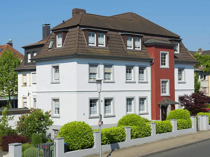 Renovierung einer Altbaufassade aus den 20er Jahren mit Einfriedung, Bild 2 von 6