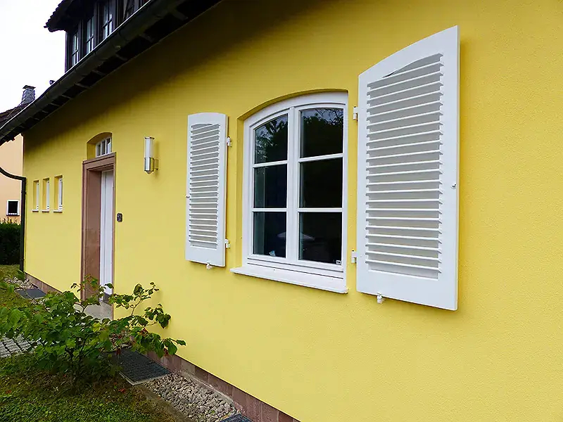 Reinigung und Neuanstrich der Fassade und Lackierarbeiten, Bild 5 von 7
