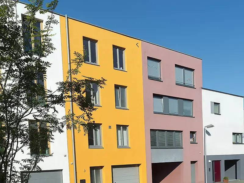 Malerarbeiten an einer modernen Fassade, Bild 1 von 4