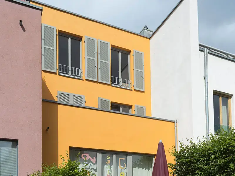 Malerarbeiten an einer modernen Fassade, Bild 2 von 4