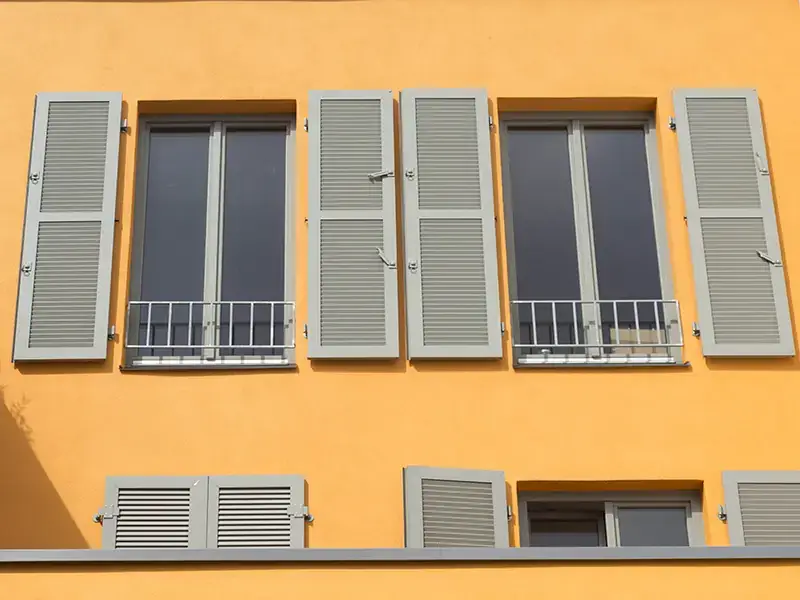 Malerarbeiten an einer modernen Fassade, Bild 3 von 4