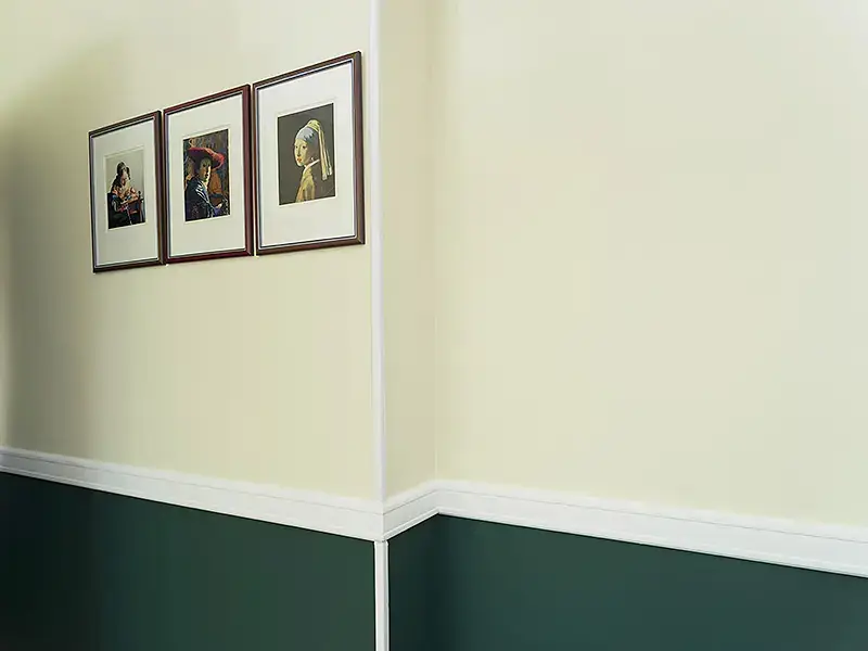 Gestaltung eines Wohnzimmers mit schwarz-goldener Vinyltapete, Bild 3 von 6
