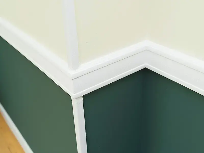 Gestaltung eines Wohnzimmers mit schwarz-goldener Vinyltapete, Bild 4 von 6