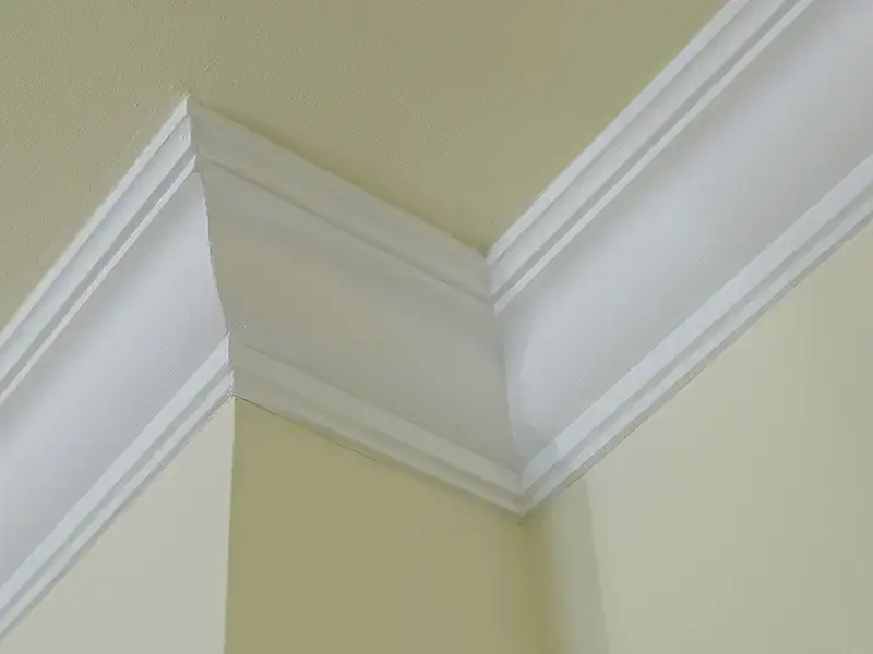 Gestaltung eines Wohnzimmers mit schwarz-goldener Vinyltapete, Bild 6 von 6