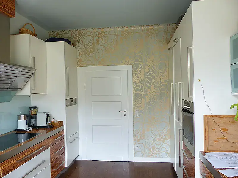 Renovierung einer Küche im Altbau durch Neuanstrich und Tapezieren einer Stiltapete, Bild 1 von 4
