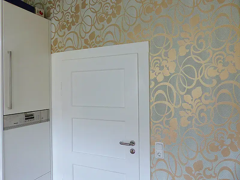 Renovierung einer Küche im Altbau durch Neuanstrich und Tapezieren einer Stiltapete, Bild 3 von 4