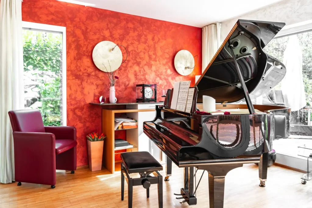 Wohnraum mit Flügel und roter Wand