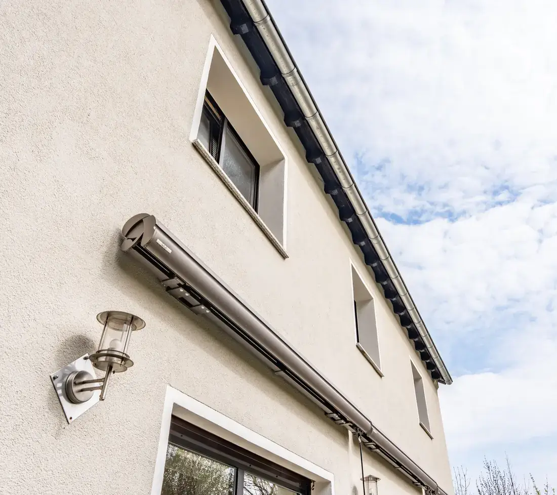 Fassade mit Vordach und Wandleuchte